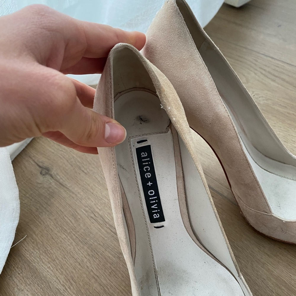Alice + Olivia Light Pink Suede Pumps - Picture 4 of 10